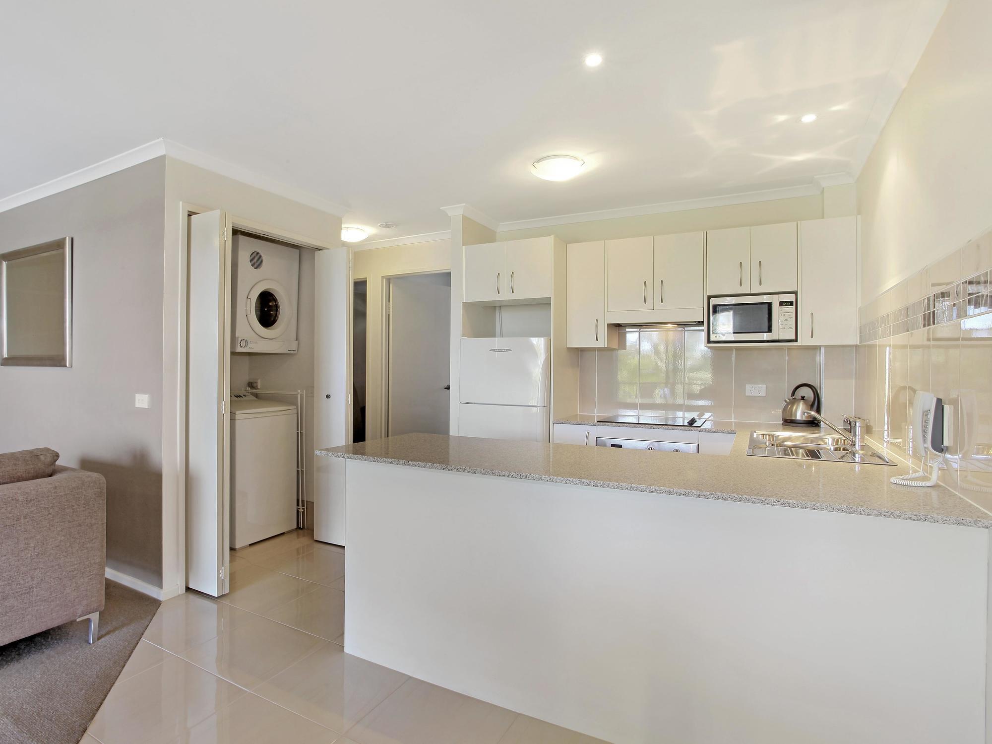 South Pacific Apartments Порт Макари Екстериор снимка